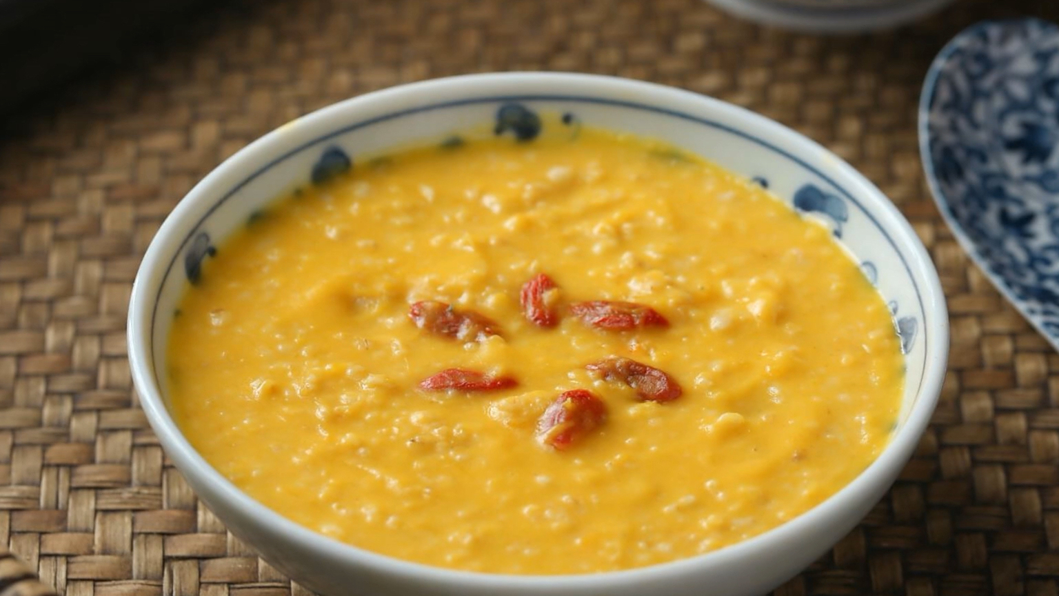 美好的清晨来一碗简单营养的南瓜燕麦粥,集香、甜、软、糯于一身。喝一碗,暖心暖胃。