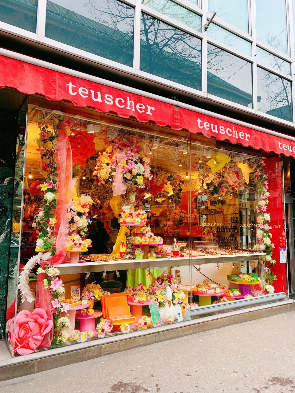全球十大巧克力品牌之一的teuscher总店就位于瑞士苏黎世班霍夫大街